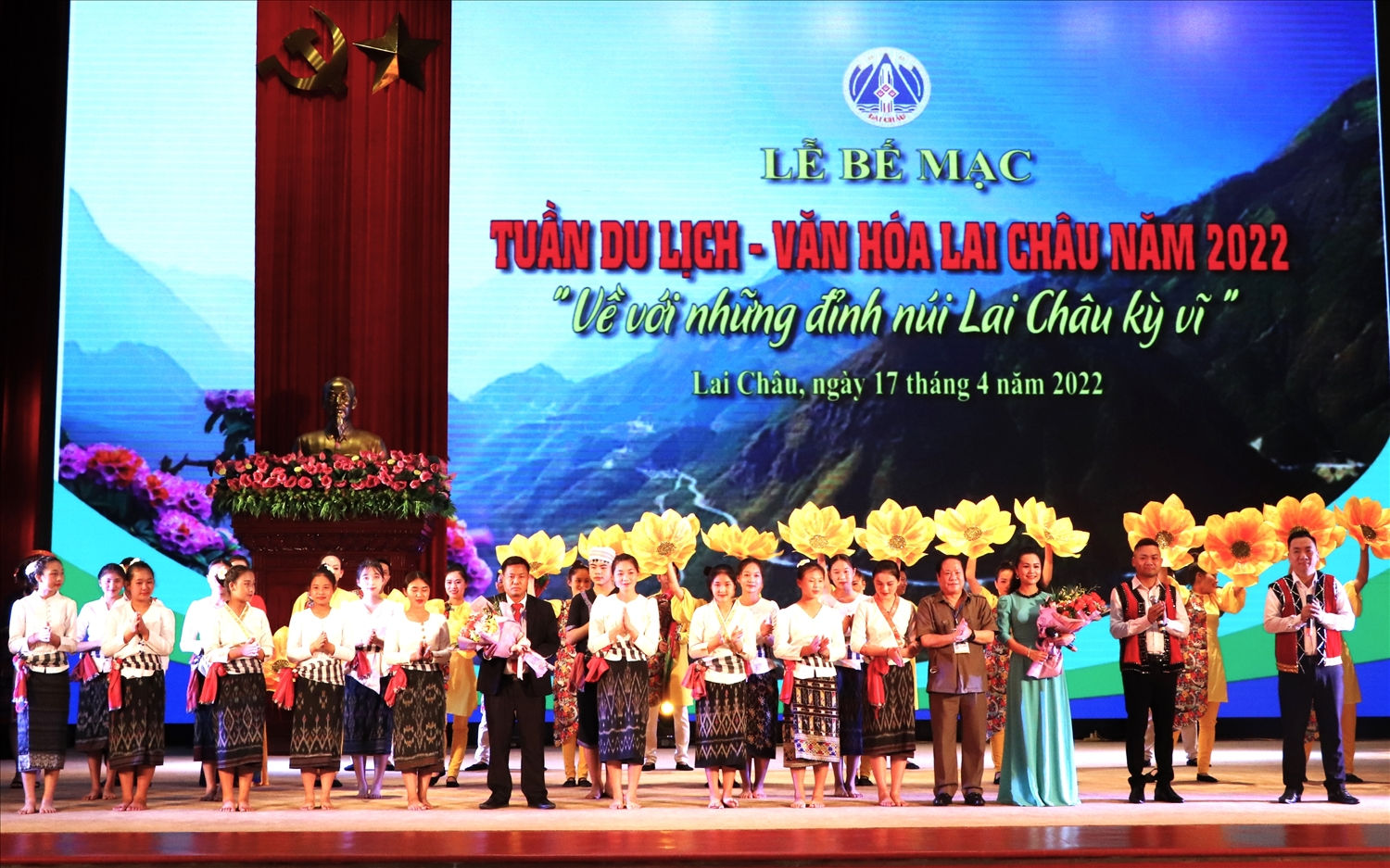 Phó Chủ tịch Thường trực UBND tỉnh Lai Châu, Trưởng Ban Tổ chức Tuần Du lịch - Văn hóa Lai Châu năm 2022 Tống Thanh Hải tặng hoa chúc mừng các đoàn tham dự Tuần Văn hóa