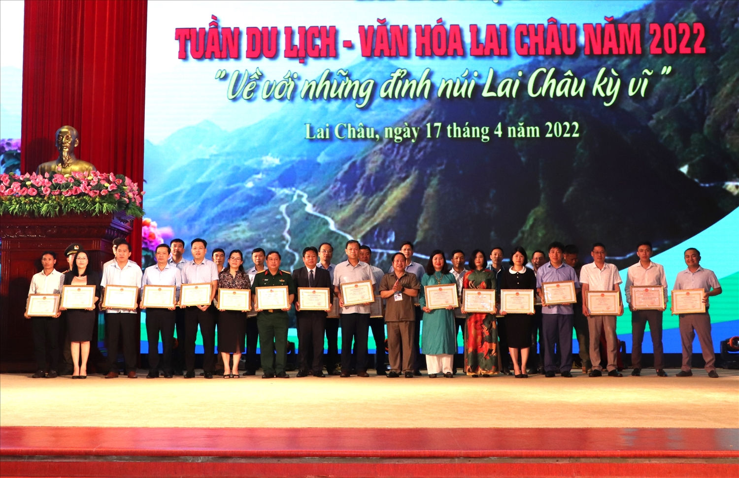 Ban tổ chức trao Bằng khen của Chủ tịch UBND tỉnh cho các tập thể tham gia Tuần Du lịch - Văn hóa Lai Châu năm 2022