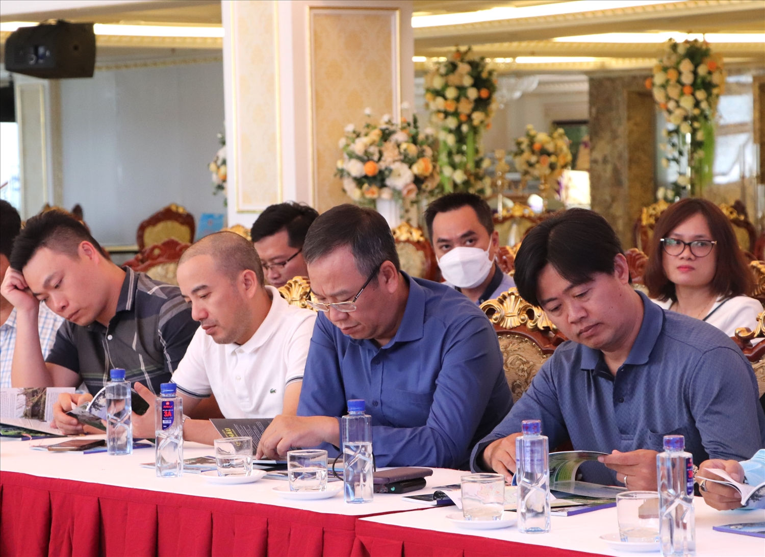 Đại biểu tìm hiểu các thông tin trên cẩm lang du lịch LC Đại biểu tìm hiểu các thông tin trên cẩm lang du lịch LC