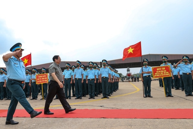 Cán bộ, chiến sĩ Trung đoàn Không quân 937 vinh dự đón Thủ tướng Phạm Minh Chính đến thăm, động viên, kiểm tra công tác huấn luyện, sẵn sàng chiến đấu. (Ảnh: VGP/Nhật Bắc) Cán bộ, chiến sĩ Trung đoàn Không quân 937 vinh dự đón Thủ tướng Phạm Minh Chính đến thăm, động viên, kiểm tra công tác huấn luyện, sẵn sàng chiến đấu. (Ảnh: VGP/Nhật Bắc)
