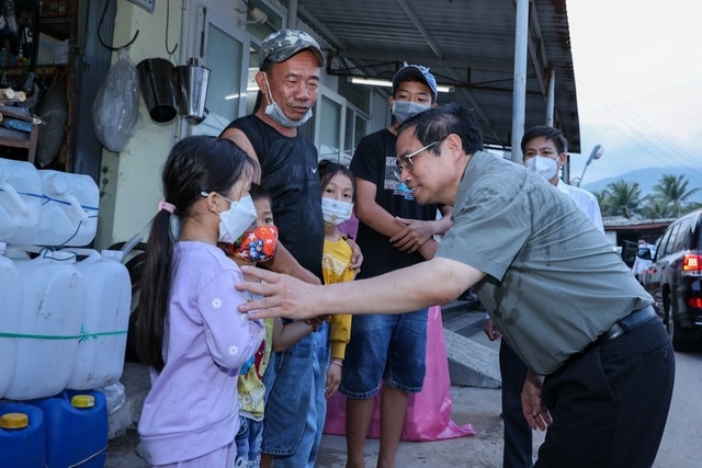 Thủ tướng đề nghị bà con tích cực tham gia tiêm chủng vaccine phòng Covid-19 và đưa các cháu từ 5 tuổi đến dưới 12 tuổi đi tiêm chủng theo hướng dẫn của Bộ Y tế. (Ảnh: VGP/Nhật Bắc) Thủ tướng đề nghị bà con tích cực tham gia tiêm chủng vaccine phòng Covid-19 và đưa các cháu từ 5 tuổi đến dưới 12 tuổi đi tiêm chủng theo hướng dẫn của Bộ Y tế. (Ảnh: VGP/Nhật Bắc)
