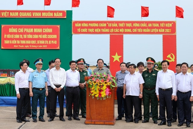Thủ tướng đánh giá cao các cơ quan chức năng đã nghiêm túc bảo vệ, giữ gìn sân bay trong suốt thời gian qua; biểu dương Trung đoàn 937 nỗ lực làm tốt công tác huấn luyện, sẵn sàng chiến đấu. Ảnh: VGP/Nhật Bắc Thủ tướng đánh giá cao các cơ quan chức năng đã nghiêm túc bảo vệ, giữ gìn sân bay trong suốt thời gian qua; biểu dương Trung đoàn 937 nỗ lực làm tốt công tác huấn luyện, sẵn sàng chiến đấu. Ảnh: VGP/Nhật Bắc