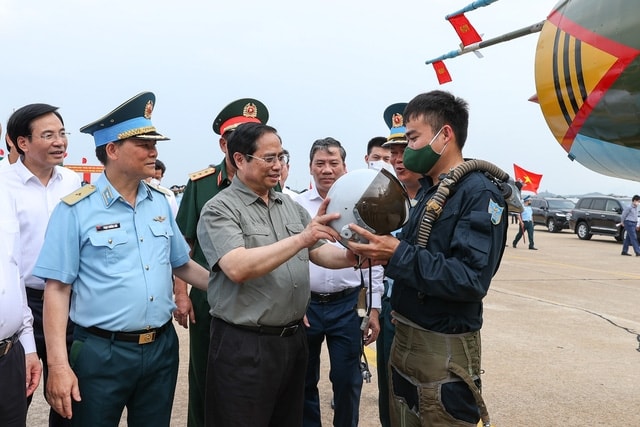 Thủ tướng mong muốn cán bộ, chiến sĩ, phi công Trung đoàn Không quân 937 nỗ lực rèn luyện, phấn đấu, tiếp tục kế thừa và phát huy truyền thống anh hùng, cách mạng của Quân chủng Phòng không - Không quân. (Ảnh: VGP/Nhật Bắc) Thủ tướng mong muốn cán bộ, chiến sĩ, phi công Trung đoàn Không quân 937 nỗ lực rèn luyện, phấn đấu, tiếp tục kế thừa và phát huy truyền thống anh hùng, cách mạng của Quân chủng Phòng không - Không quân. (Ảnh: VGP/Nhật Bắc)