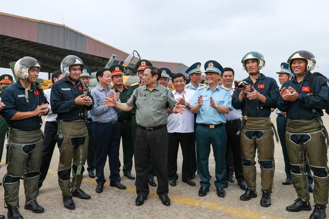Thủ tướng trò chuyện với cán bộ, chiến sĩ Trung đoàn Không quân 937. (Ảnh: VGP/Nhật Bắc) Thủ tướng trò chuyện với cán bộ, chiến sĩ Trung đoàn Không quân 937. (Ảnh: VGP/Nhật Bắc)