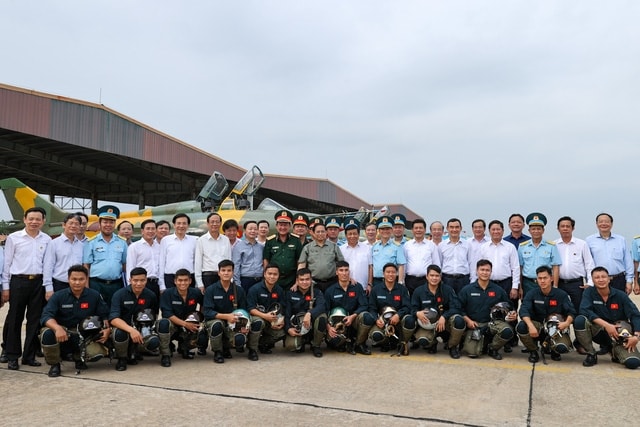 Thủ tướng chụp ảnh lưu niệm cùng cán bộ, chiến sĩ Trung đoàn Không quân 937. (Ảnh: VGP/Nhật Bắc) Thủ tướng chụp ảnh lưu niệm cùng cán bộ, chiến sĩ Trung đoàn Không quân 937. (Ảnh: VGP/Nhật Bắc)