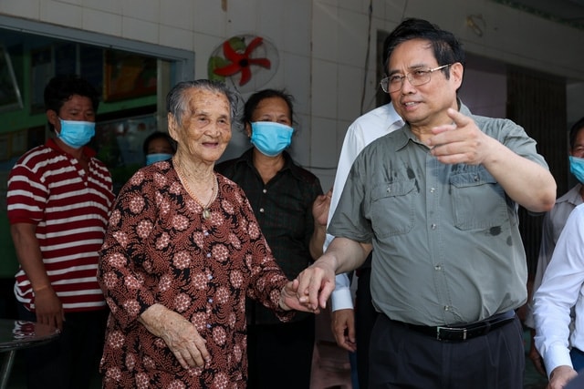 Thủ tướng Phạm Minh Chính chia sẻ với những hi sinh, mất mát mà Mẹ Việt Nam Anh hùng Lê Thị Hự và gia đình đã trải qua. (Ảnh: VGP/Nhật Bắc) Thủ tướng Phạm Minh Chính chia sẻ với những hi sinh, mất mát mà Mẹ Việt Nam Anh hùng Lê Thị Hự và gia đình đã trải qua. (Ảnh: VGP/Nhật Bắc)