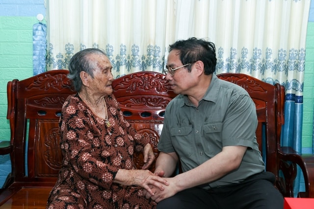 Thủ tướng mong mẹ Lê Thị Hự luôn khỏe mạnh, là chỗ dựa tinh thần cho con cháu. (Ảnh: VGP/Nhật Bắc) Thủ tướng mong mẹ Lê Thị Hự luôn khỏe mạnh, là chỗ dựa tinh thần cho con cháu. (Ảnh: VGP/Nhật Bắc)
