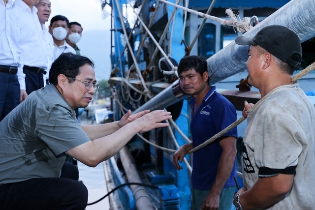 Nhiều ngư dân tại cảng cá Cà Ná bất ngờ và vui mừng khi được Thủ tướng trò chuyện, động viên. (Ảnh: VGP/Nhật Bắc) Nhiều ngư dân tại cảng cá Cà Ná bất ngờ và vui mừng khi được Thủ tướng trò chuyện, động viên. (Ảnh: VGP/Nhật Bắc)