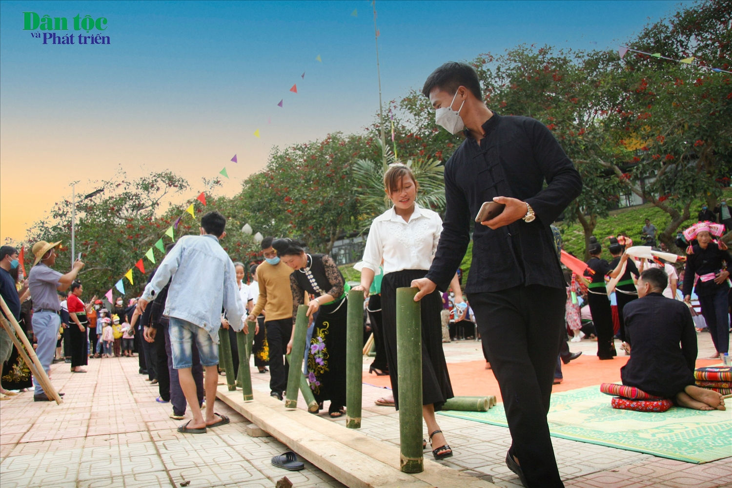 Mở đầu lễ Kin Pang là điệu múa “tăng pẳng”, các con nuôi mỗi người một ống tre đứng thành hai hàng, mặt đối mặt, cùng nhau nện ống tre xuống đất hoạc sàn gỗ, tạo thanh vang vọng giữa đại ngàn. Âm thanh ấy được người Thái coi là tiếng sấm, gọi mưa về tưới mát nhân gian, cho cây cối tốt tươi, nhà nhà no đủ