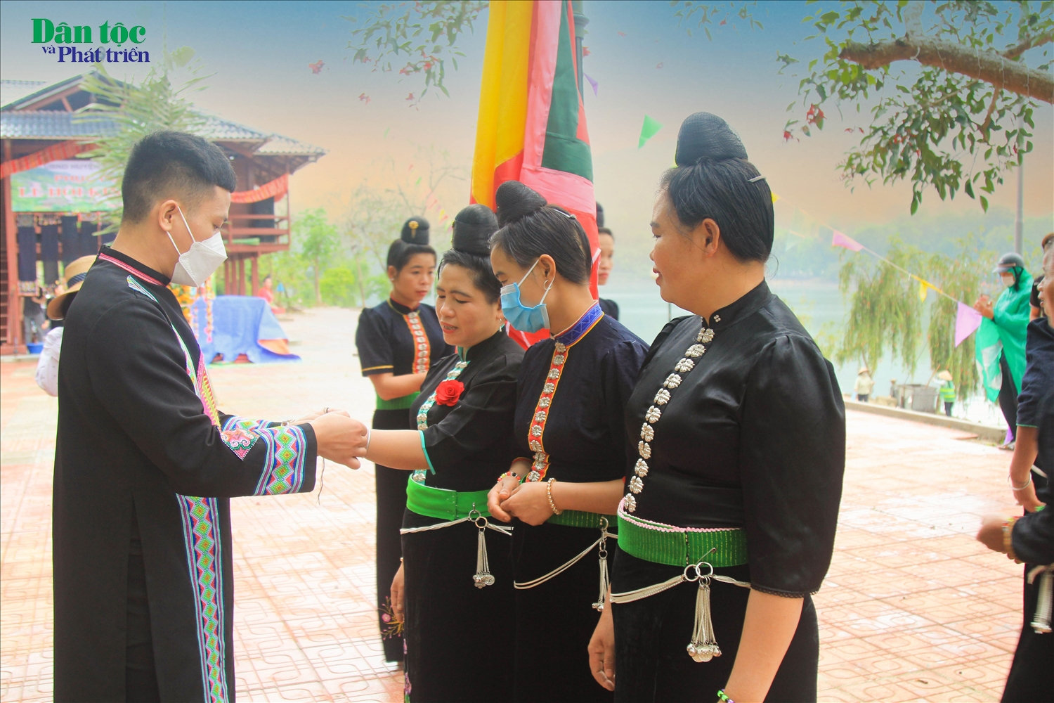 Buộc chỉ cổ tay mang lại điều may mắn, hạnh phúc trong một năm