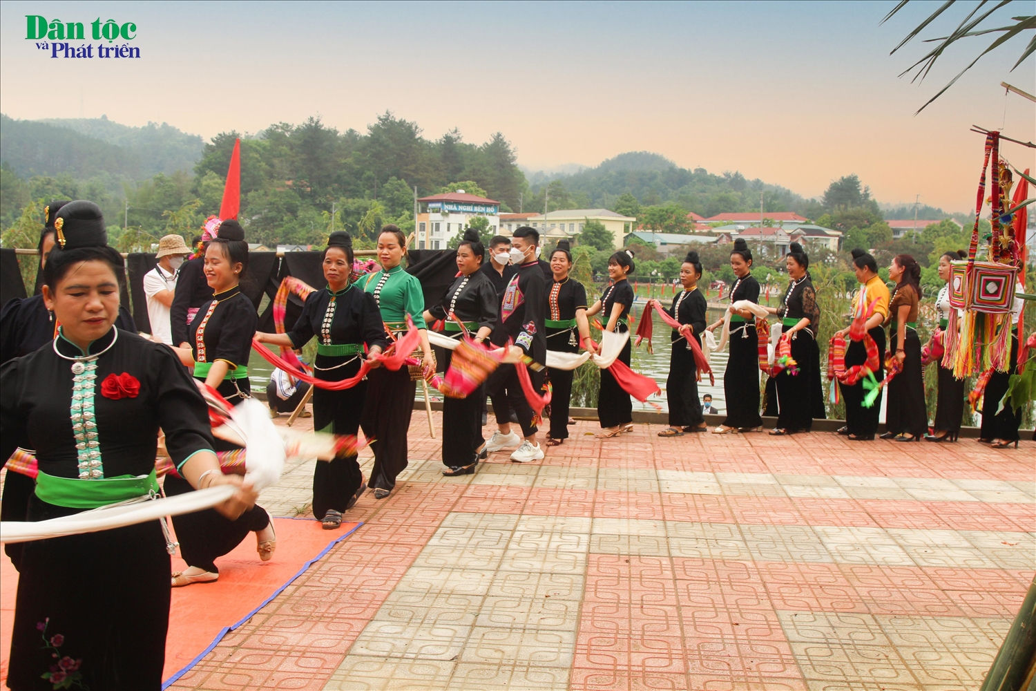 Trước khi ông Then hành lễ, phải là những phụ nữ Thái đã “tằng cẩu” (có gia đình), tay cầm khăn piêu đi quanh nơi hành lễ 3 lần