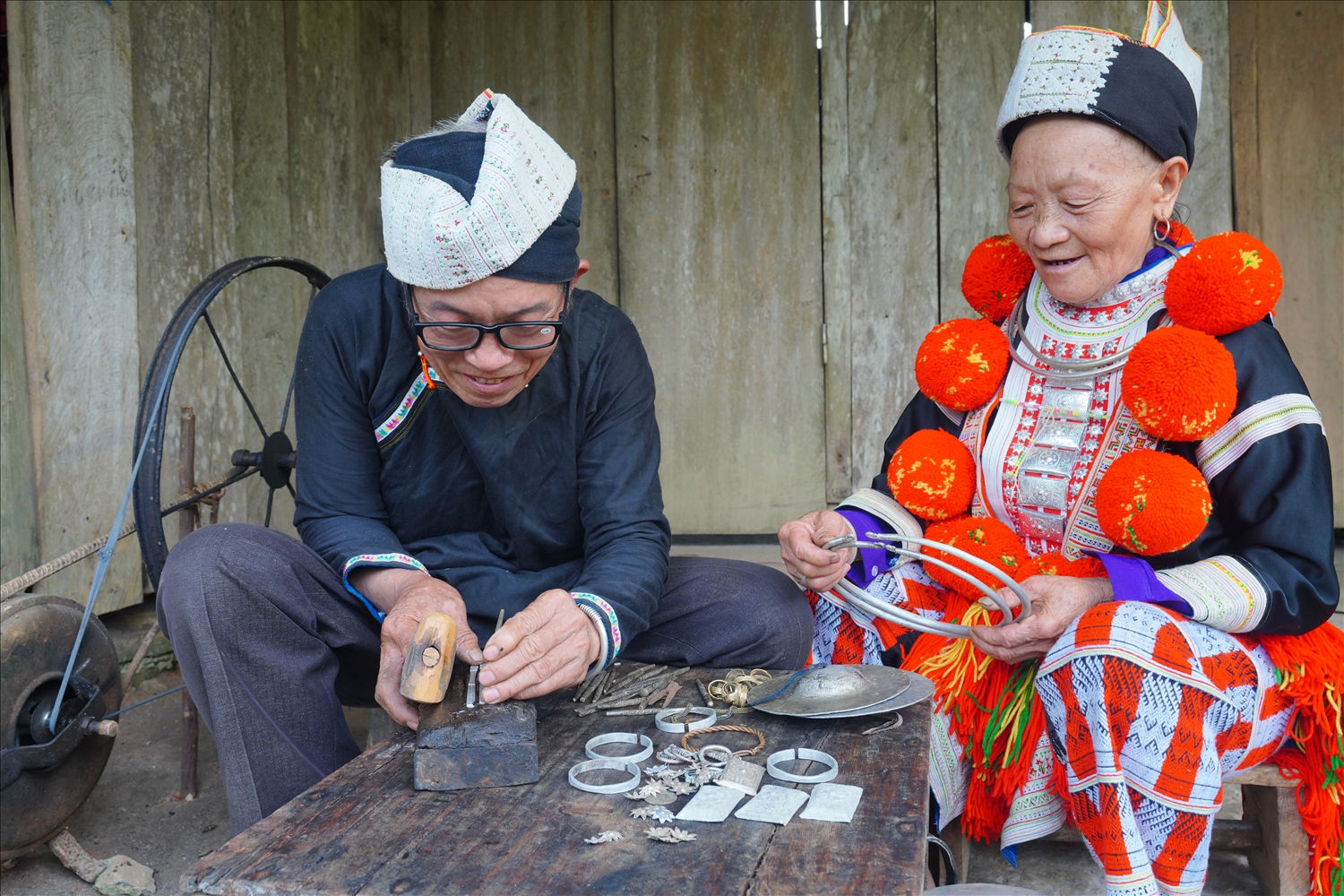 Bà Nái tự hào và hãnh diện khi có chồng là thợ chạm bạc
