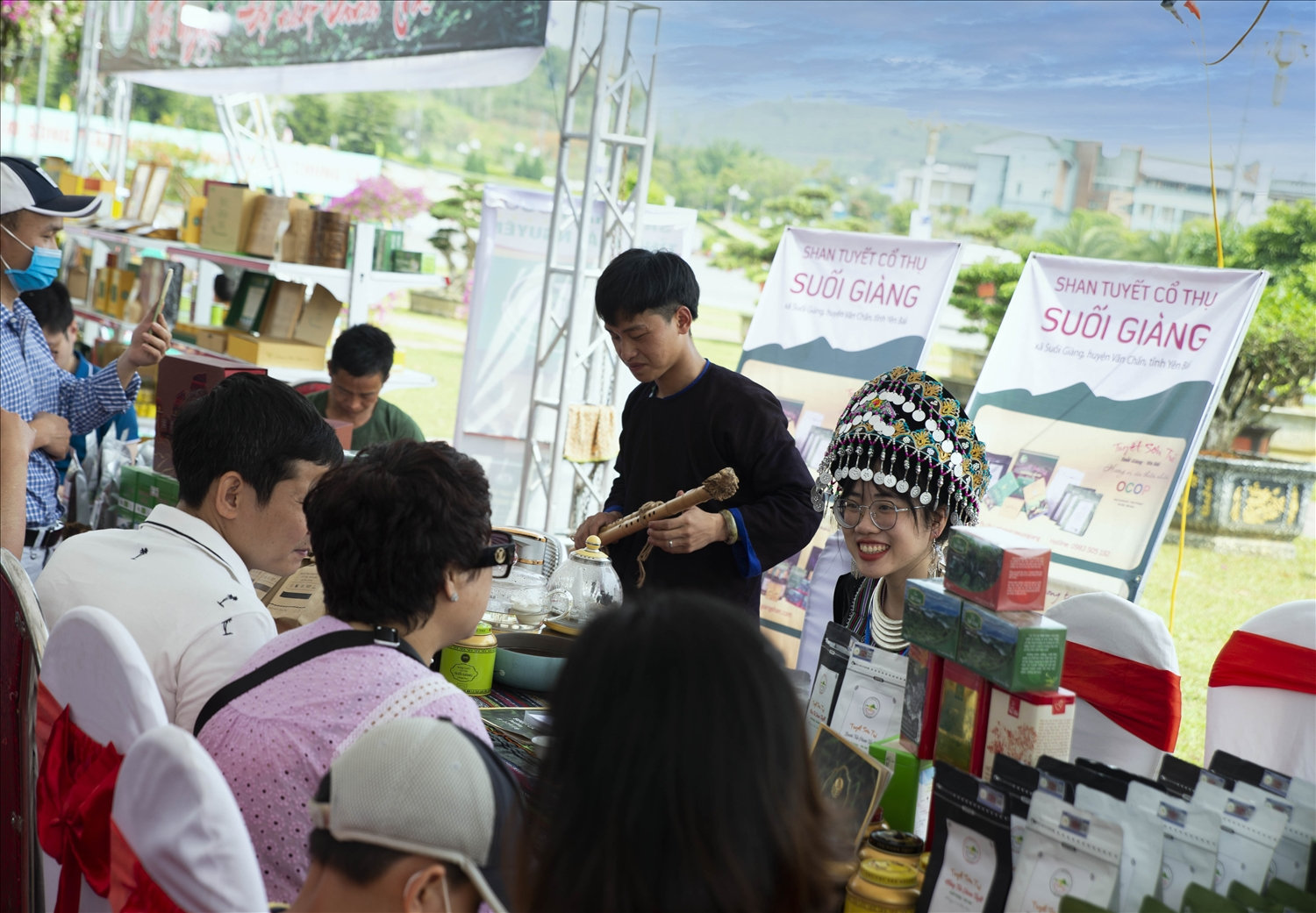 HTX Trà Tuyết Shan Suối Giàng (Yên Bái) giới thiệu sản phẩm Trà tới du khách. HTX Trà Tuyết Shan Suối Giàng (Yên Bái) giới thiệu sản phẩm Trà tới du khách.