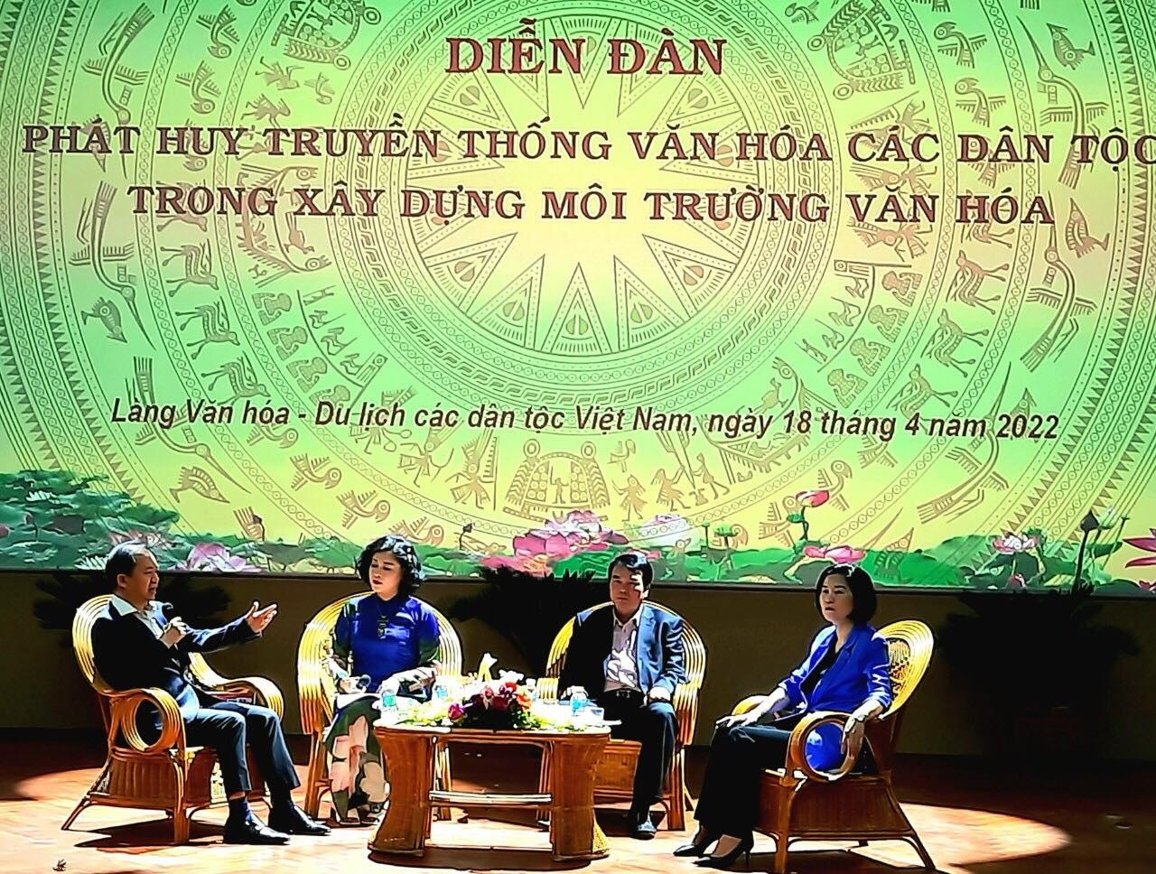 Các đại biểu trao đổi tại diễn đàn