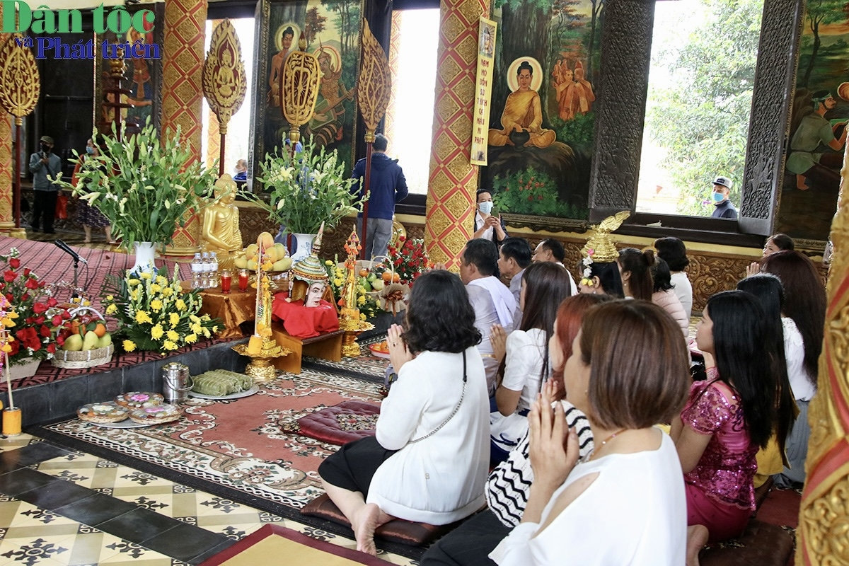 Trong ba ngày hội Chôl Chnăm Thmây, bà con Khmer còn đi thăm hỏi, mừng tuổi năm mới cho nhau, chúc nhau sức khỏe, cuộc sống yên vui, phát đạt. Tối đến, người ta đốt pháo thăng thiên, thả diều, đánh quay lửa... Các cụ già kể chuyện thần thoại, cổ tích cho con cháu. Gái, trai tham gia các cuộc hát đối đáp aday, hát dùkê, múa rômvông.