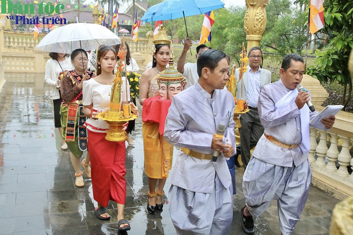 Ngày thứ nhất gọi là Thngay Chôl Chnăm Thmây (ngày vào năm mới) Lễ rước  
