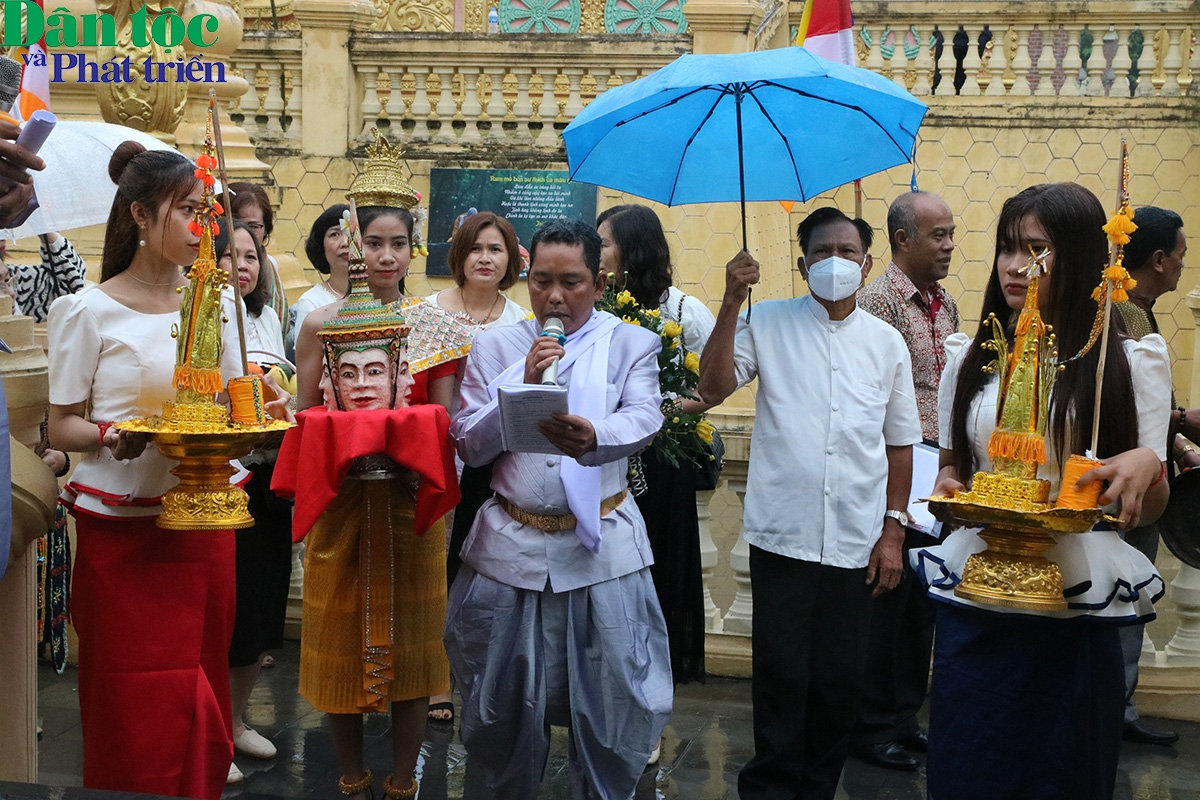 Để tiến hành Lễ, người Khmer dọn dẹp bàn thờ phật, tổ tiên, dọn nhà cửa sạch sẽ, mặc trang phục truyền thống và sắm sửa các vật phẩm: hoa, bánh trái, đèn để cúng dường, tiếp đón các vị tiên và thực hiện các nghi thức tín ngưỡng.