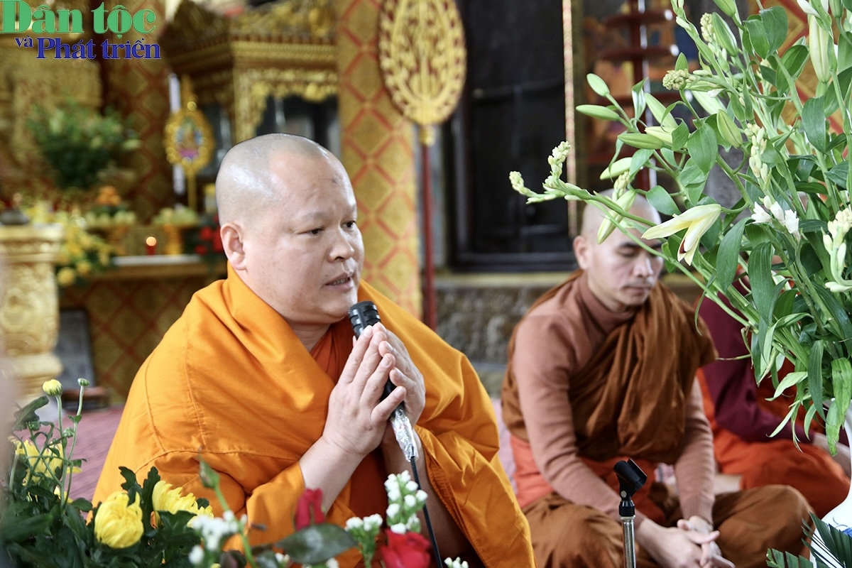 Ngày thứ hai gọi là Thngay Von - boch. Theo phong tục truyền thống, mỗi gia đình làm lễ dâng cơm buổi sớm và buổi trưa cho các vị sư sãi và lắng nghe các vị chúc tụng, cầu an, thuyết pháp giảng đạo, rồi các thanh niên nam nữ vui chơi trước sân chùa.