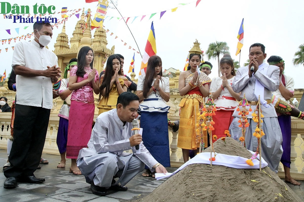 Buổi chiều, tiến hành lễ đắp núi cát, gọi là Puôn - phnum - khsach. Mọi người cùng nhau đắp núi cát để mong muốn tích phúc, an lành cho năm mới.