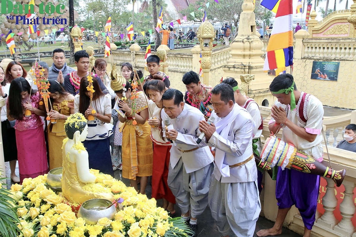 Ngày thứ ba gọi là Thngay Lơnsăk (ngày thêm tuổi), ngày chính của Tết, với ý nghĩa bày tỏ lòng tưởng nhớ và biết ơn Đức Phật, chúc mừng cha mẹ ông bà, dâng bánh trái các nhà sự để tạ ơn.