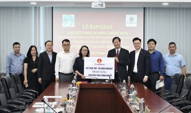 Thứ trưởng, Phó Chủ nhiệm Hoàng Thị Hạnh và Phó Chủ tịch Tập đoàn Vingroup Lê Khắc Hiệp tại buổi Lễ trao tượng trưng 2.000 điện thoại thông minh Vsmart