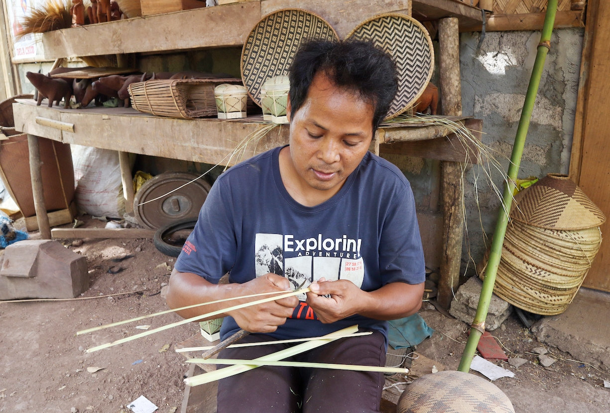 Sublito Tiblak chuẩn bị nguyên liệu làm tingkep (giỏ thủ công truyền thống)