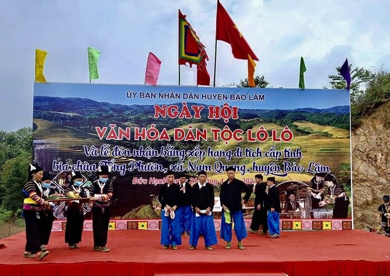 Tái hiện lễ cầu mưa của đồng bào dân tộc Lô Lô. Tái hiện lễ cầu mưa của đồng bào dân tộc Lô Lô.