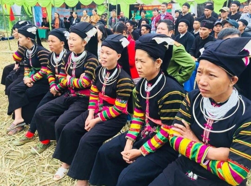 Người Lô Lô còn bảo lưu được trang phục cổ truyền. Người Lô Lô còn bảo lưu được trang phục cổ truyền.