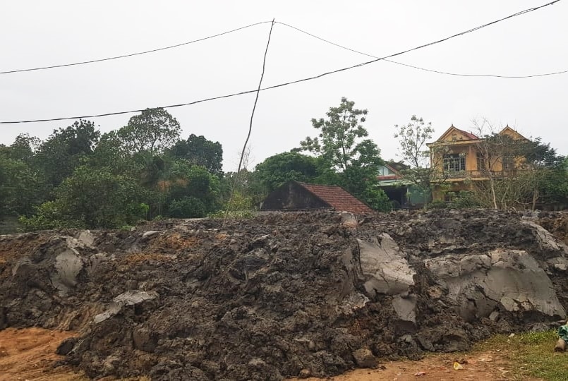 Bùn đất được tập kết ngay tại điểm giao nhau giữa Quốc lộ 9B và Đường Hồ Chí Minh