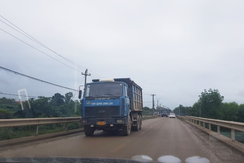 Dòng xe chở bùn đất thải từ dự án chạy lên Quốc lộ 9B, đoạn đi qua xã Vĩnh Ninh được cho là nguyên nhân chính gây ra ô nhiễm môi trường