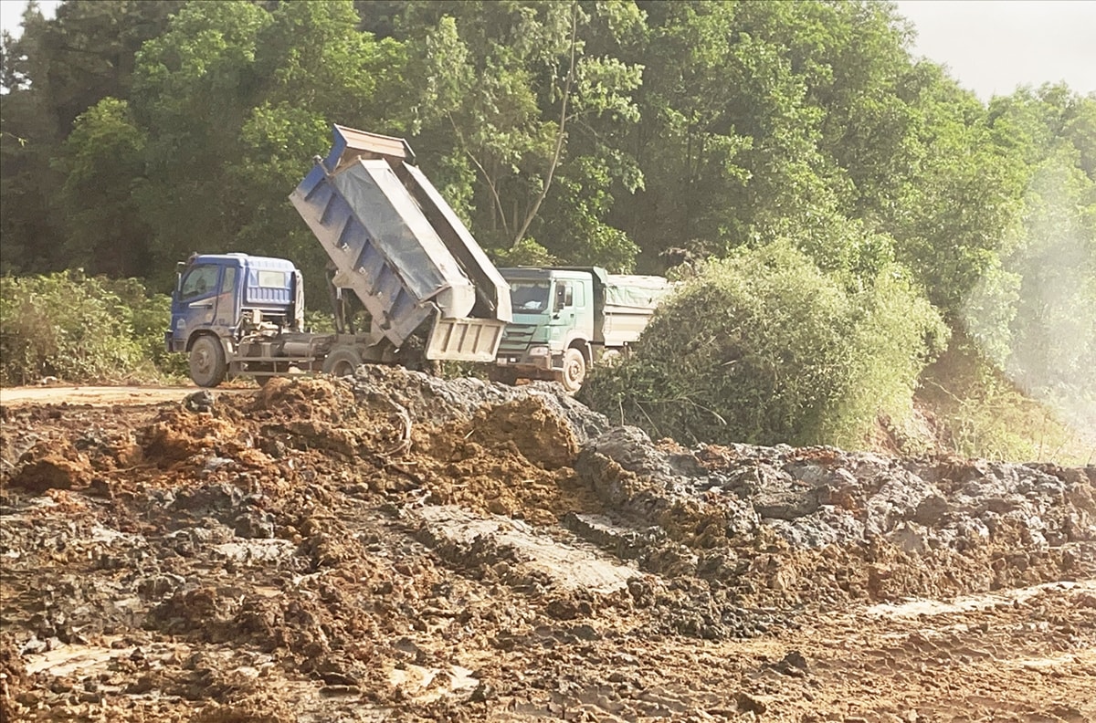 Đất bùn được đưa về bãi thải hồ Trooc Trâu, xã Vĩnh Ninh    