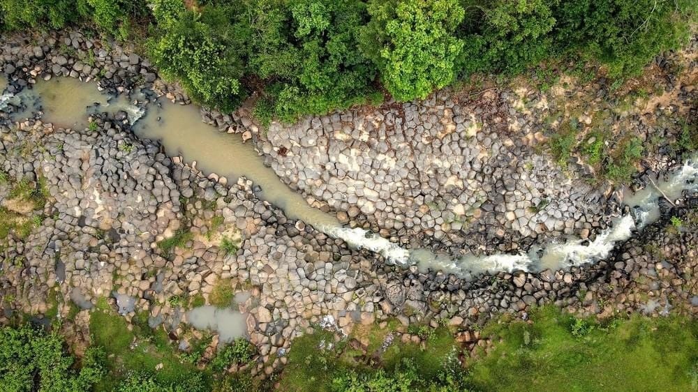 Nhìn từ trên cao, bãi đá cổ như một tổ ong khổng lồ, đen bóng và gồ ghề