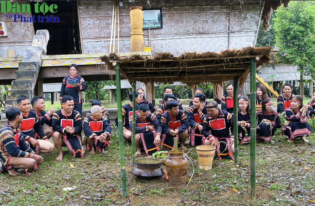 Lễ cúng mừng lúa mới là phong tục lâu đời của đồng bào các dân tộc sống trên dãy Trường Sơn nói chung và người Gia Rai nói riêng, với ý nghĩa tôn vinh hạt thóc của các thần linh (Yang) ban cho dân làng và cầu mong các thần linh cho mưa thuận, gió hòa, mùa màng bội thu, gia đình sung túc