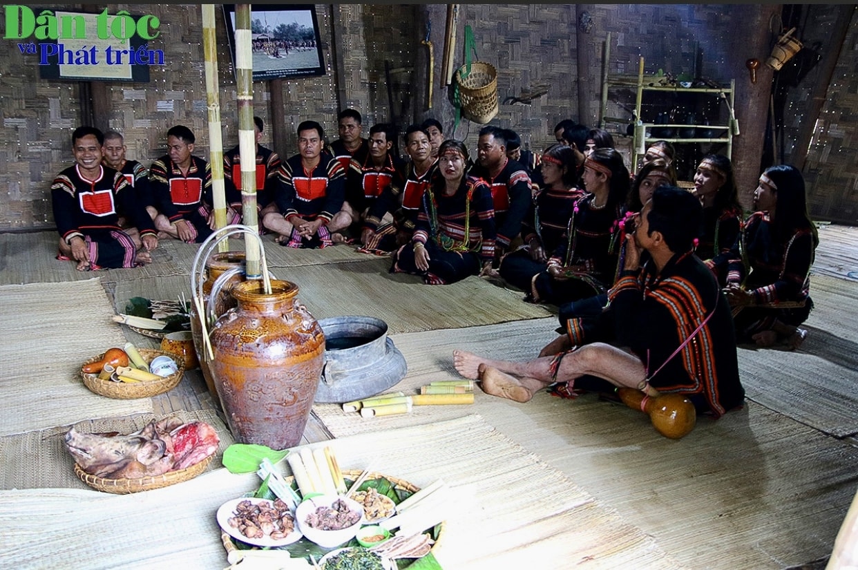 Lễ cúng mừng lúa mới tại nhà chủ lúa: Lễ vật gồm 3 chén rượu, 01 con heo. Động tác 7 lần chạm vào chóe rượu của thầy cúng là dâng lễ và cầu khấn 07 vị thần (thần đất, thần trời, thần nước, thần nuôi dưỡng, thần che chở, thần bảo vệ, thần lúa) xin phép các thần cho gia đình được rước hồn lúa và lúa về nhà