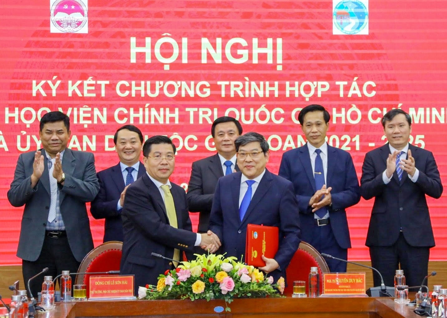 Thay mặt lãnh đạo hai cơ quan, Thứ trưởng, Phó Chủ nhiệm Ủy ban Dân tộc Lê Sơn Hải và PGS.TS Nguyễn Duy Bắc, Phó Giám đốc Thường trực Học viện Chính trị Quốc gia Hồ Chí Minh đã Ký kết Chương trình Hợp tác giai đoạn 2021-2025. Thay mặt lãnh đạo hai cơ quan, Thứ trưởng, Phó Chủ nhiệm Ủy ban Dân tộc Lê Sơn Hải và PGS.TS Nguyễn Duy Bắc, Phó Giám đốc Thường trực Học viện Chính trị Quốc gia Hồ Chí Minh đã Ký kết Chương trình Hợp tác giai đoạn 2021-2025.