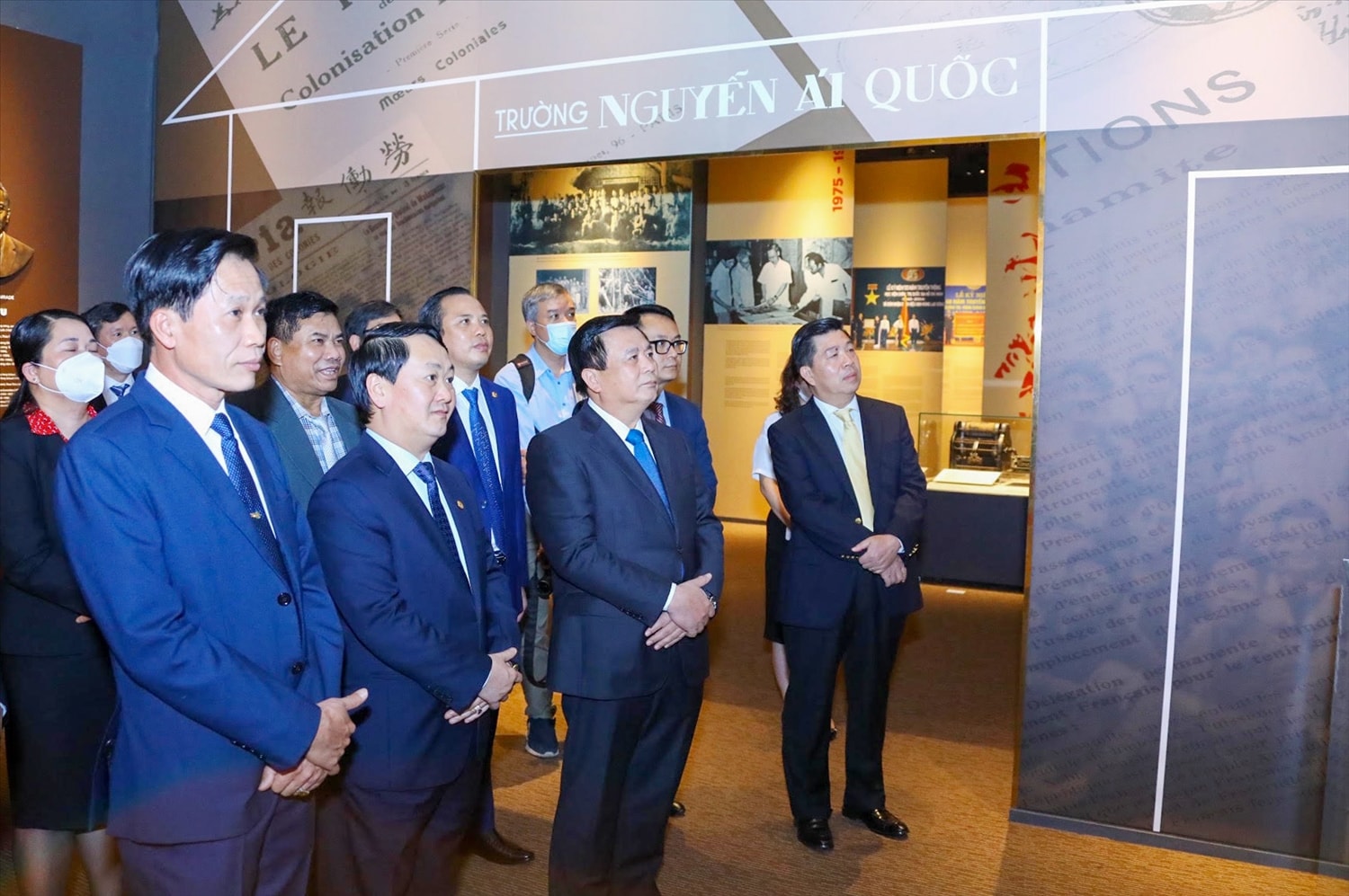 . GS.TS Nguyễn Xuân Thắng, Ủy viên Bộ Chính trị, Giám đốc Học viên Chính trị Quốc gia Hồ Chí Minh, Chủ tịch Hội đồng Lý luận Trung ương và đồng chí Hầu A Lềnh, Ủy viên Ban Chấp hành Trung ương Đảng, Bộ trưởng, Chủ nhiệm Ủy ban Dân tộc và các đại biểu tham quan Phòng truyền thống tại Học viện Chính trị Quốc gia Hồ Chí Minh. GS.TS Nguyễn Xuân Thắng, Ủy viên Bộ Chính trị, Giám đốc Học viên Chính trị Quốc gia Hồ Chí Minh, Chủ tịch Hội đồng Lý luận Trung ương và đồng chí Hầu A Lềnh, Ủy viên Ban Chấp hành Trung ương Đảng, Bộ trưởng, Chủ nhiệm Ủy ban Dân tộc và các đại biểu tham quan Phòng truyền thống tại Học viện Chính trị Quốc gia Hồ Chí Minh.