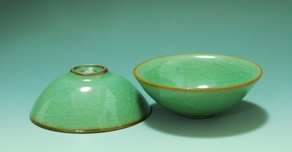 Bôi uống rượu huynh đệ Mai Tử – Long Tuyền Thanh sứ (Ảnh: teapotway)