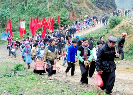 Người dân xã Nà Hẩu (huyện Văn Yên) lên núi  thực hiện Lễ cúng rừng.