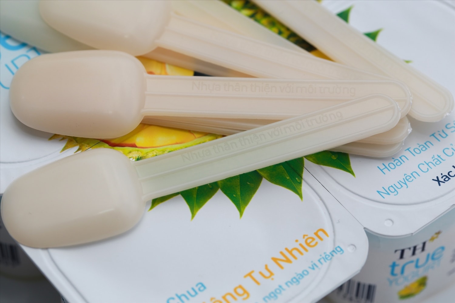 TH là doanh nghiệp đầu tiên tại Việt Nam chấm dứt sử dụng thìa sữa chua plastic, thay thế bằng thìa làm từ chất liệu sinh học thân thiện môi trường TH là doanh nghiệp đầu tiên tại Việt Nam chấm dứt sử dụng thìa sữa chua plastic, thay thế bằng thìa làm từ chất liệu sinh học thân thiện môi trường
