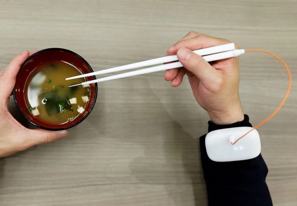 Vị mặn tăng lên gấp 1,5 lần khi dùng đũa điện. Ảnh: Reuters