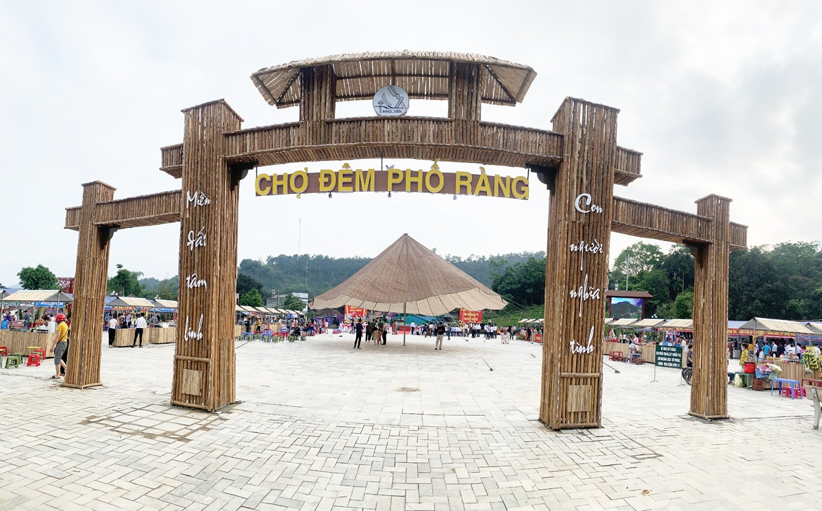 Chợ đêm Bảo Yên được khai trương là một trong những điểm nhấn trong hành trình của du khách Chợ đêm Bảo Yên được khai trương là một trong những điểm nhấn trong hành trình của du khách