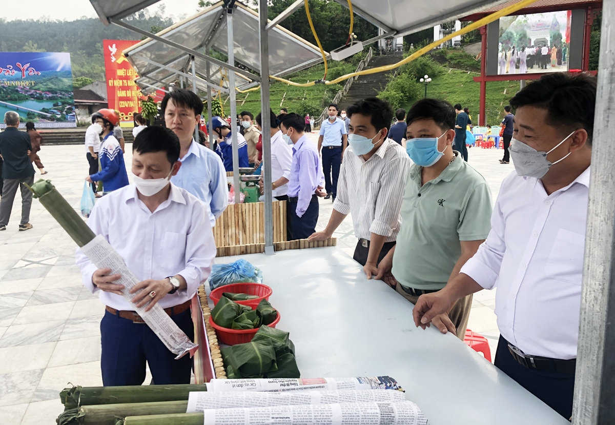 Cùng với các hoạt động văn hóa, thể thao... ẩm thực của đồng bào địa phương cũng là nét văn hóa độc đáo hấp dẫn du khách Cùng với các hoạt động văn hóa, thể thao... ẩm thực của đồng bào địa phương cũng là nét văn hóa độc đáo hấp dẫn du khách