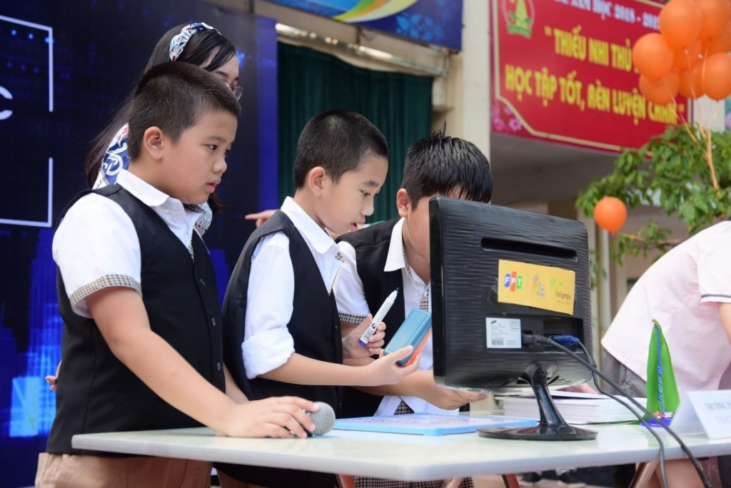 Học sinh tham gia cuộc thi giải Toán, Vật lý qua Internet Violympic năm thứ 14