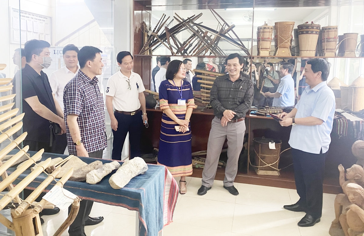 Bộ trưởng, Chủ nhiệm UBDT Hầu A Lềnh cùng Thứ trưởng, Phó Chủ nhiệm UBDT Nông Quốc Tuấn tham quan Phòng Truyền thống tại Ban Dân tộc tỉnh Kon Tum