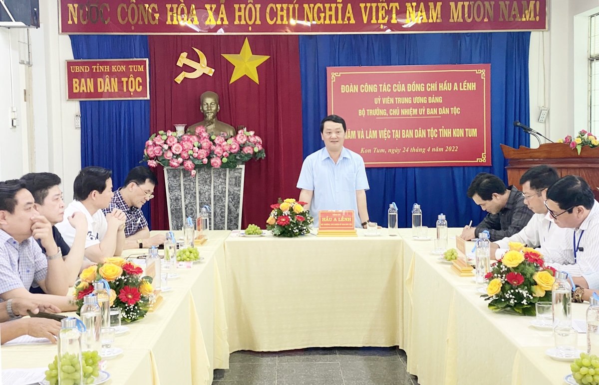 Bộ trưởng, Chủ nhiệm UBDT Hầu A Lềnh động viên tập thể lãnh đạo, cán bộ công chức Ban Dân tộc tỉnh Kon Tum đoàn kết, hoàn thành tốt nhiệm vụ được giao