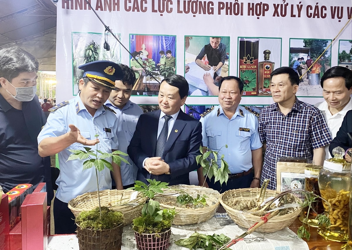 Bộ trưởng, Chủ nhiệm Ủy ban Dân tộc Hầu A Lềnh; Thứ trưởng, Phó Chủ nhiệm Ủy  ban Dân tộc Nông Quốc Tuấn và các đại biểu tham quan gian trưng bày tại Phiên chợ
