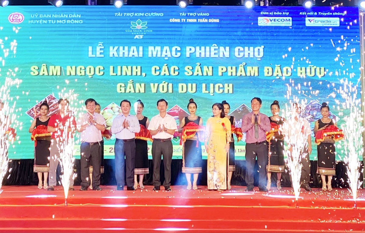  Bộ trưởng, Chủ nhiệm Ủy ban Dân tộc Hầu A Lềnh cắt băng khai mạc Phiên chợ
