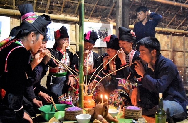 Thầy cúng mời tất cả các thành viên trong bản uống rượu cần 