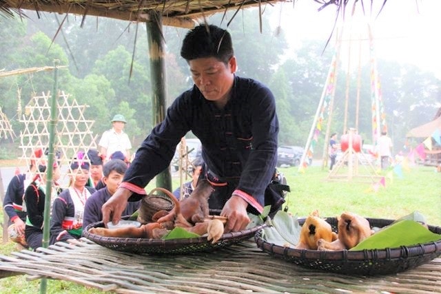 Thầy cúng đang sắp đồ lễ ở đầu bản