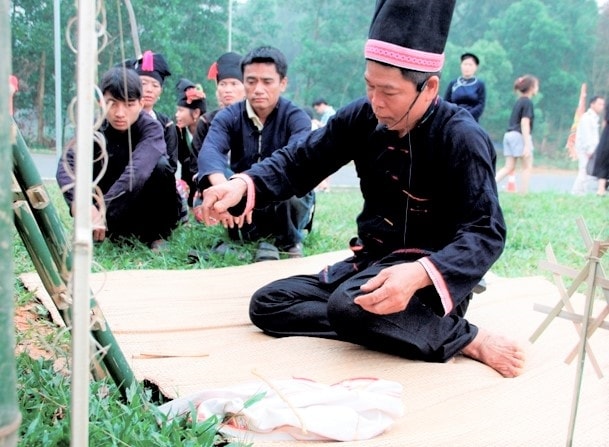 Thầy cúng đang thực hiện nghi lễ ở đầu bản
